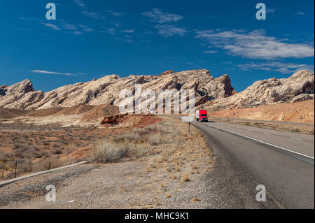 Un tracteur semi-remorque descend l'Interstate-70 hill off du San Rafael Swell près de Green River, dans l'Utah Banque D'Images