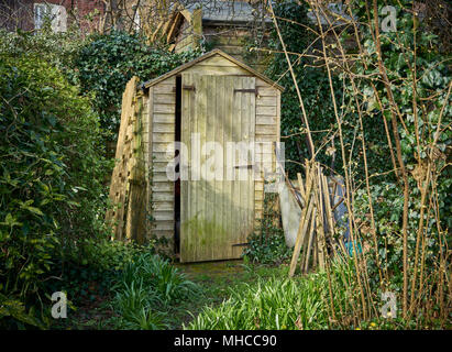 Jardin arrière hangar en bois rustique Banque D'Images