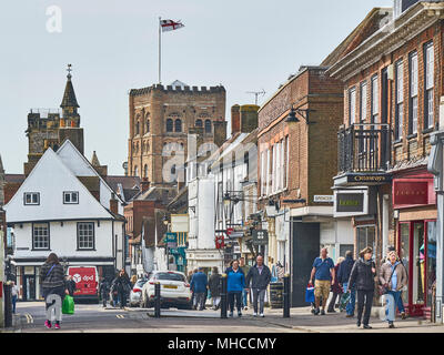 Le centre-ville de St Albans avec boutiques et St Albans Abbey Banque D'Images
