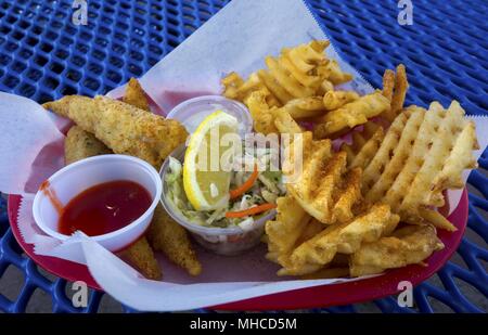 Fish and chips Dinner Picnic plate Close Up au restaurant Oceanside Pier Outdoors Bistro Restaurant en Californie du Sud Banque D'Images
