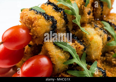 Brochette de légumes sur la pâte à frire décoré de tomates courgettes, aubergines, courgettes. plaque blanche sur fond blanc Banque D'Images