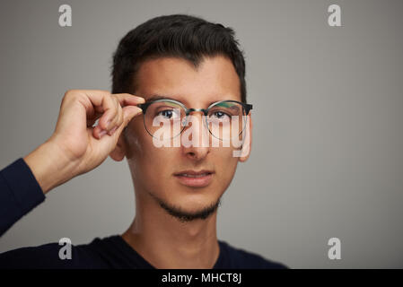 Jeune homme avec de grands yeux en verres close-up portrait Banque D'Images