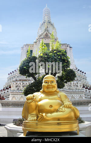 Bouddha d'or en face de Wat Arun, le magnifique temple bouddhiste blanc à Bangkok, Thaïlande. Banque D'Images