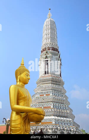 Golden Buddha debout en face de Wat Arun ou le Temple de l'aube, Bangkok, Thaïlande. Banque D'Images