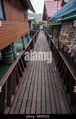 Maisons sur pilotis, dans le village de pêcheurs de Bang Bao, Koh Chang, Thaïlande Banque D'Images