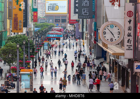 Chengdu, province du Sichuan, Chine - 18 Avril 2018 : les gens sur la célèbre rue commerçante piétonne Train Station road, à Chengdu, capitale de la province du Sichuan en Chine. Banque D'Images
