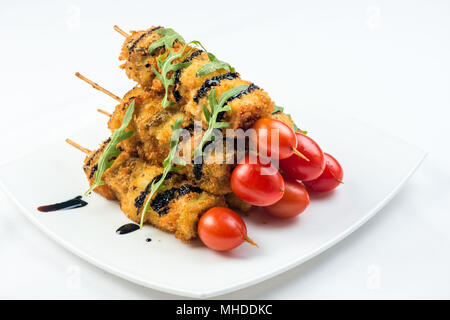 Brochette de légumes sur la pâte à frire décoré de tomates courgettes, aubergines, courgettes. plaque blanche sur fond blanc Banque D'Images