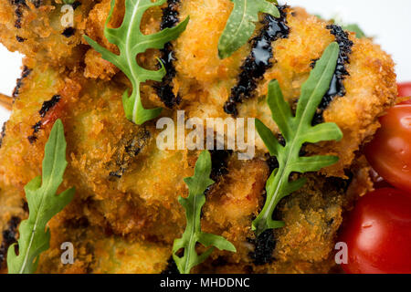 Brochette de légumes sur la pâte à frire décoré de tomates courgettes, aubergines, courgettes. plaque blanche sur fond blanc Banque D'Images