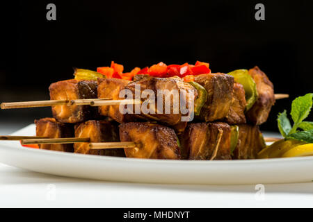 La friture de poissons dans le citron et sauce à la menthe brochettes sur place déjeuner barbecue en tranches . Banque D'Images