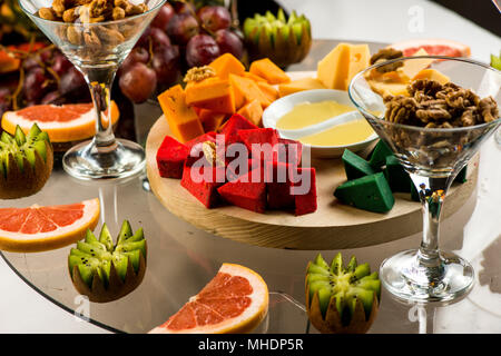 Assortiment de fromages, des fruits et des collations pour les vacances Banque D'Images