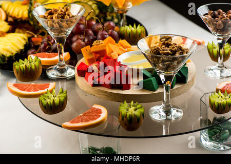 Assortiment de fromages, des fruits et des collations pour les vacances Banque D'Images