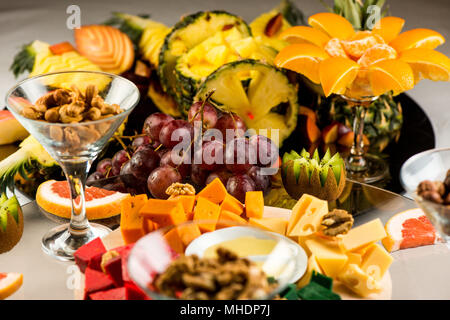 Assortiment de fromages, des fruits et des collations pour les vacances Banque D'Images