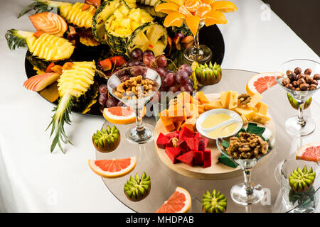 Assortiment de fromages, des fruits et des collations pour les vacances Banque D'Images