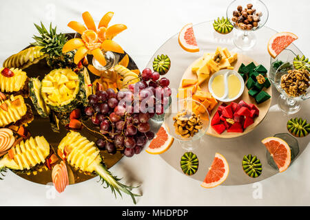 Assortiment de fromages, des fruits et des collations pour les vacances Banque D'Images