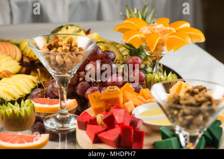 Assortiment de fromages, des fruits et des collations pour les vacances Banque D'Images