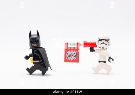 Mini figure de Storm Trooper avec bang gun chasing batman. Figurines Lego sont fabriqués par le groupe Lego. Banque D'Images