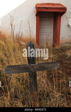 Une croix en bois se trouve dans le cimetière de l'historique Nuestra Señora de la Luz church in Canoncito, Nouveau Mexique. L'église a été construite dans les années 1880. Banque D'Images