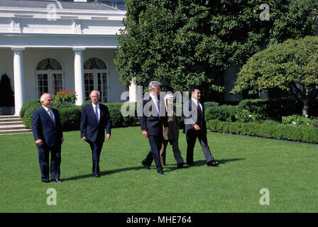 Washington, DC. USA, 13 Septembre, 1993 Le président William Jefferson Clinton accueille la signature du traité de paix de Palestintin sur la pelouse Sud de la Maison Blanche. Credit:Mark Reinstein /MediaPunch Banque D'Images