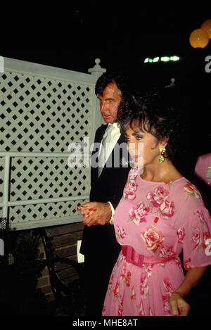 Washington, DC. USA, 2 juin, 1987 Elizabeth Taylor est escorté par George Hamilton à l'AMFAR Collecte de fonds. Credit:Mark Reinstein /MediaPunch Banque D'Images