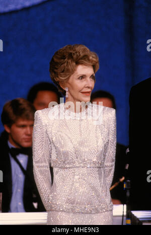 Washington, DC. USA, le 20 janvier, 1985 Première dame Nancy Reagan est à l'écoute de son mari le président Ronald Reagan qu'il foule les adresses à l'une de ses boules d'inauguration après qu'il a prêté serment pour un deuxième mandat d'aujourd'hui. Credit:Mark Reinstein /MediaPunch Banque D'Images