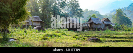 Village Khmu. Les Khmu sont un groupe ethnique d'Asie du sud-est. La majorité (88  %) vivent dans le nord du Laos' Banque D'Images