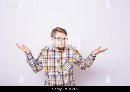 Les jeunes surpris, frustrés et émotionnel de l'homme égaré. Les émotions humaines, l'expression faciale concept sur fond blanc. Banque D'Images