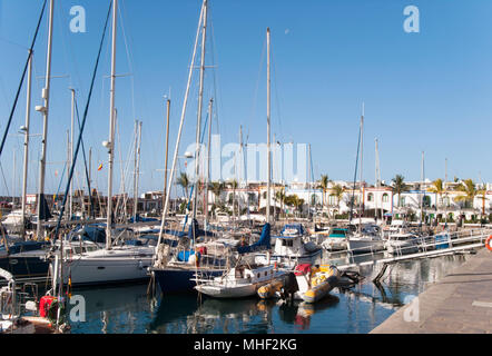 Yachts et voiliers ancrés à la marina sur la grande île des Canaries Banque D'Images