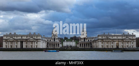 Ancien Collège Royal nombril, Greenwich, Londres. Sur la Tamise avec ciel intéressant Banque D'Images