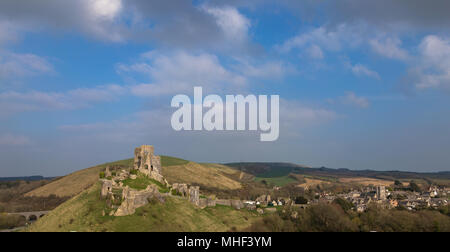 Château de Corfe sur la colline surplombant le village de Corfe, dorset Banque D'Images