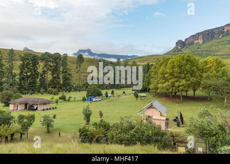 Parc national royal natal, AFRIQUE DU SUD - 16 mars 2018 : Le Mahai Camp Site. Une installation d'ablution, arrière-cuisine et d'une cuisine et de tentes sont visibles. L'un Banque D'Images