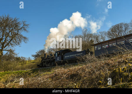 Machine à vapeur tirant un train dans la campagne sur les Brecon Mountain Railway Banque D'Images