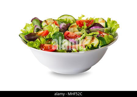 Salade verte avec tomate et légumes frais isolé sur fond blanc Banque D'Images