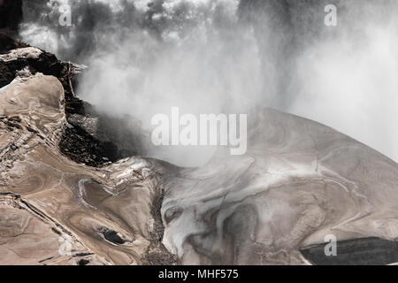 La photographie de paysage en couleur illustrant l'eau de l'American Falls de Niagara Falls, États-Unis d'Amérique et la formation de glace et de neige sur les rochers au-dessous. Banque D'Images