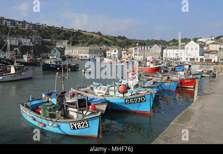 Le port de pêche de mevagissey sur le sud de la côte de Cornwall Banque D'Images