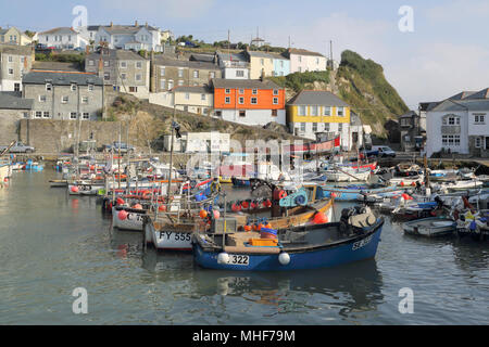 Le port de pêche de mevagissey sur le sud de la côte de Cornwall Banque D'Images