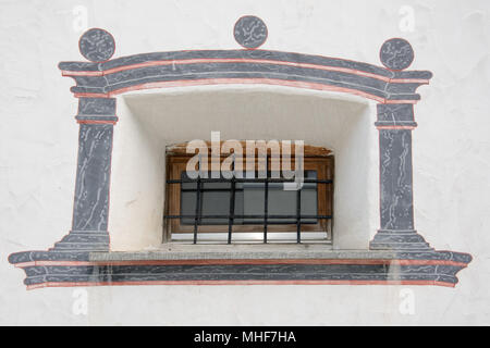 Vieux bois fenêtre sur le mur de la maison Banque D'Images