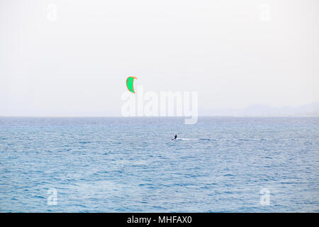 L'homme seul le kitesurf sur les vagues de la mer. Kitesurfer équitation kite surf sur la surface de l'eau Banque D'Images