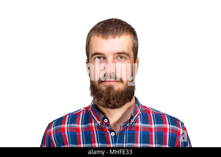 Barbu souriant jeune modèle masculin se réjouit de semaine à venir, habillé de façon décontractée. Portrait émotionnel sur un fond blanc. Banque D'Images