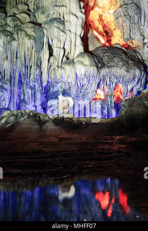 L'intérieur coloré d'accrocher la caverne Sung Sot site du patrimoine mondial en Baie d'Halong, Vietnam Banque D'Images