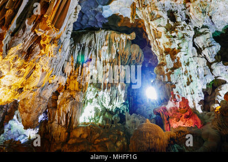 L'intérieur coloré d'accrocher la caverne Sung Sot site du patrimoine mondial en Baie d'Halong, Vietnam Banque D'Images