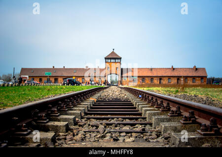 Entrée principale du camp de concentration nazi d'Auschwitz Birkenau avec rail de train, Pologne Banque D'Images