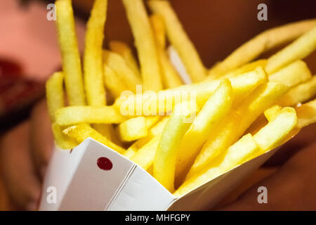 Frites en boîte blanche. Coût jusqu' Banque D'Images