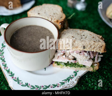 Soupe aux champignons et poulet rustique Sandiwch Banque D'Images