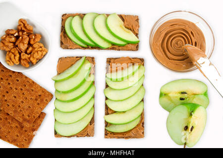 Bruxelles chou chou isolé sur fond blanc. Choux de Bruxelles Chou sur un fond blanc. Le chou avec copie espace pour le texte. Banque D'Images