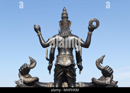 Derrière bouddha dans temple sur fond de ciel bleu Banque D'Images