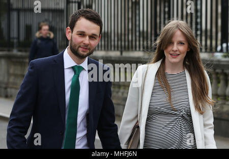 Daniel McArthur et sa femme Amy arrivent à la Royal Courts of Justice à Belfast où la Cour suprême examine les questions liées à l'Ashers Baking Company gâteau 'gay' cas. Photo date : mardi 1 mai 2018. Voir l'activité de l'ULSTER histoire gâteau. Crédit photo doit se lire : Brian Lawless/PA Wire Banque D'Images