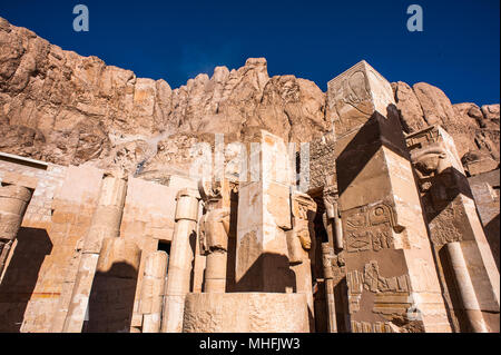 Partie de la temple funéraire d'Hatshepsout (Dayr el-Bahari ou Dayr el-Bahri), dans la nécropole thébaine. Banque D'Images