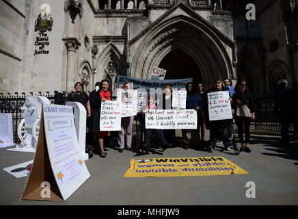 Les militants des droits des personnes handicapées en dehors des cours royales de justice de Londres, où Noel Conway, victime de la maladie du motoneurone, doit lancer une contestation par la Cour d'appel contre une « interdiction générale » de la mort assistée. Banque D'Images