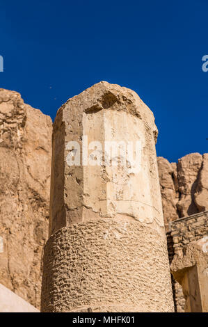 Partie de la temple funéraire d'Hatshepsout (Dayr el-Bahari ou Dayr el-Bahri), dans l'ouest du Nil Banque D'Images