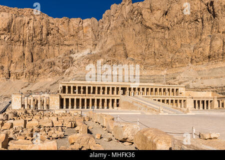 Partie de la temple funéraire d'Hatshepsout (Dayr el-Bahari ou Dayr el-Bahri), dans l'ouest du Nil Banque D'Images